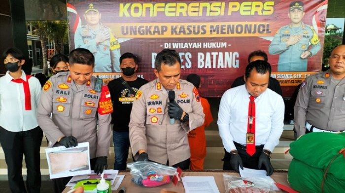Kapolres AKBP M Irwan Susanto didampingi Wakapolres Kompol Gali Atmajaya dan Kasat Reskrim AKP Yorisa Prabowo menunjukkan barang bukti pencabulan saat konferensi pers, Senin (5/12/2022).
