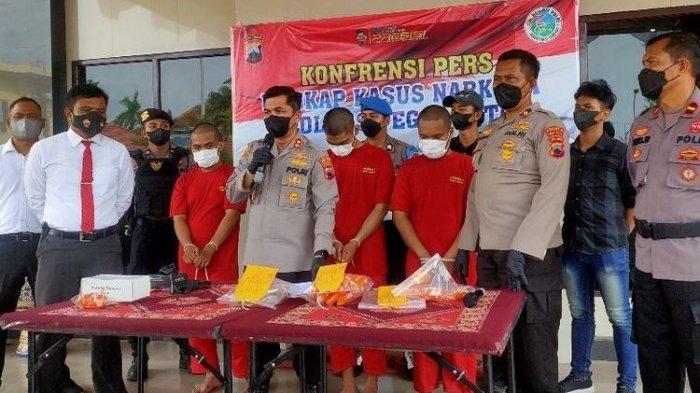 Kapolres Tegal Kota AKBP Rahmad Hidayat didampingi Waka Kompol Zaenal A dan Kasatresnarkoba AKP Slamet Sugiarto saat konferensi pers ungkap kasus narkoba, di Mapolres Tegal Kota, Selasa (12/7/2022)