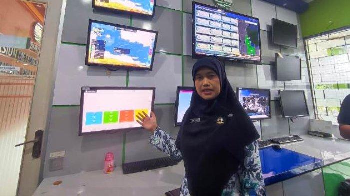 Kepala Stasiun Meteorologi Maritim Tanjung Emas BMKG di Semarang, Retno Widyaningsih saat menunjukkan pantauan fase tinggi gelombang pantai utara Semarang di layar komputer, di kantornya Jumat (2/11/2022).