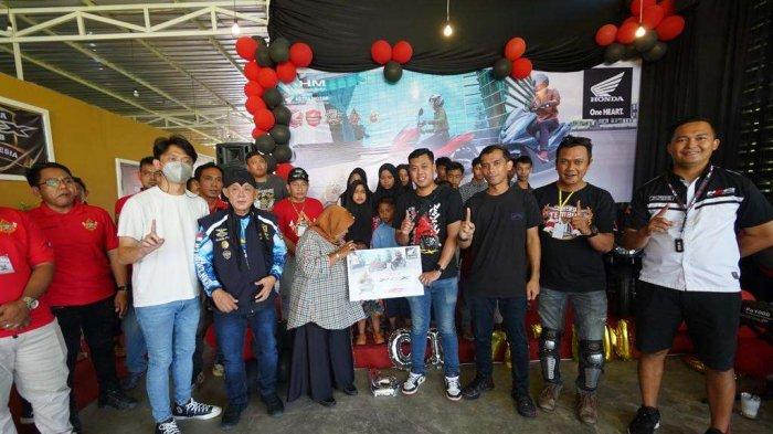 Kesempatan istimewa ini tidak dilewatkan oleh komunitas Honda PCX Indonesia (HPCI) untuk menunjukkan tampilan baru ini secara langsung ke anggota komunitas dalam kegiatan PCX Luxurious Ride yang diadakan di Klaten pada Sabtu lalu (17/12/22).Â