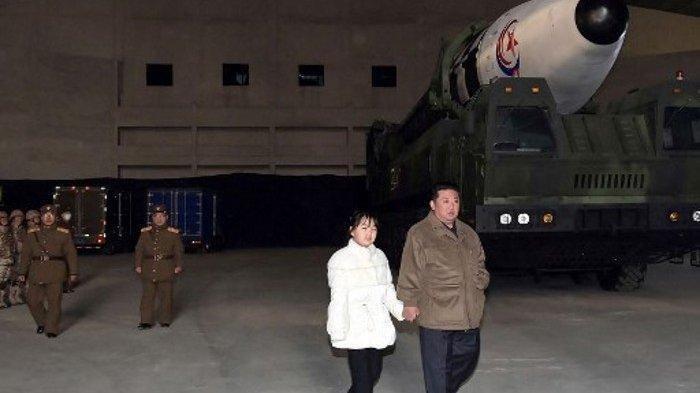 Gambar ini diambil pada 18 November 2022 dan dirilis oleh Kantor Berita Pusat Korea (KCNA) resmi Korea Utara pada 19 November 2022 menunjukkan pemimpin Korea Utara Kim Jong Un (kanan) berjalan dengan putrinya, Kim Ju-ae saat dia memeriksa rudal balistik antarbenua (ICBM) baru)