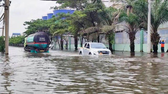 Kondisi depan Lamicitra Kawasan Tanjung Emas Semarang masih tergenang air rob, Jumat (2/12/2022).