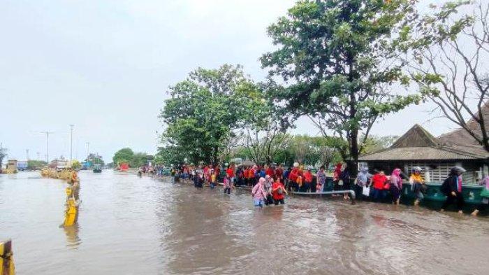 Kondisi depan Lamicitra Kawasan Tanjung Emas Semarang masih tergenang air rob, Jumat (2/12/2022).