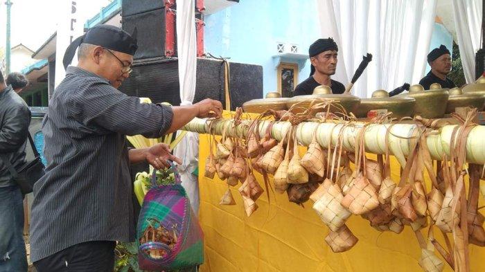 Masyarakat Tambaksari, Kecamatan Wanareja melakukan kirab gunungan kupat dalam Festival Sedekah Kupat. Rabu (21/9/2022). Sebelumnya, mereka juga telah melaksanakan prosesi adat di perbatasan desa.