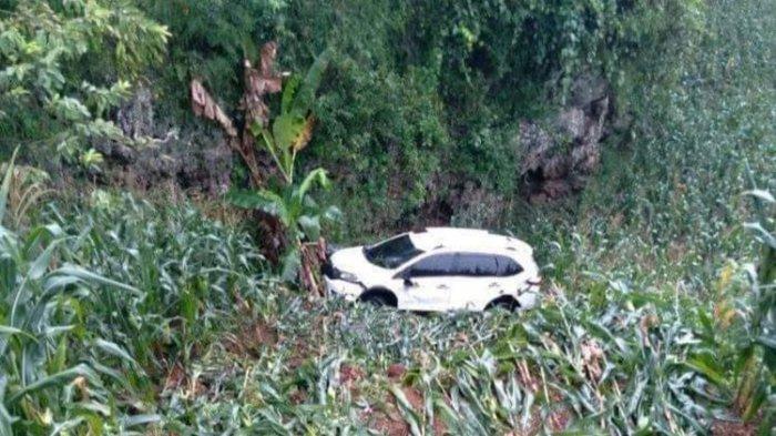 Mobil Honda BR-V terperosok ke dalam ladang jagung di Dusun Geleh, Desa Ngrejeng, Kecamatan Grabagan, Tuban, setelah pengemudinya mengikuti petunjuk arah google maps.