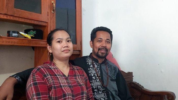 Saripah (kiri) dan suaminya Dian Wijaya Kusuma (kanan), pemudik dari Bandung yang kendaraannya sempat tersasar di tengah hutan dekat Sungai Pemali, Kabupaten Brebes, pada Sabtu (9/4/2022) malam.