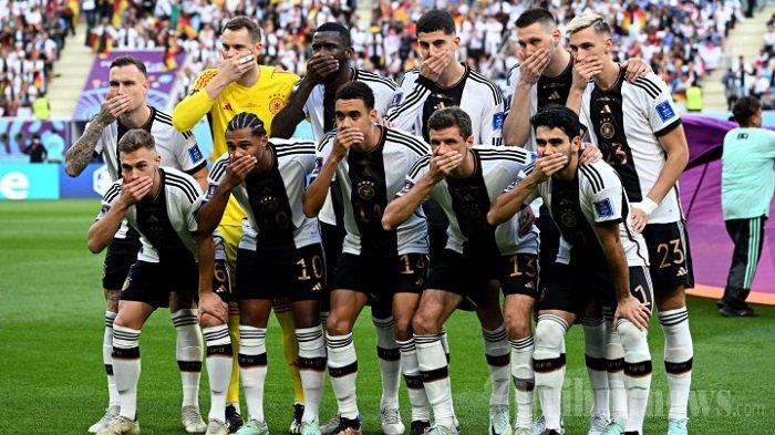Para pemain Timnas Jerman menutup mulut saat berpose untuk berfoto dalam laga sepak bola Grup E Piala Dunia 2022 Qatar antara Jerman melawan Jepang di Stadion Internasional Khalifa, di Doha, Qatar, Rabu (23/11/2022) waktu setempat.