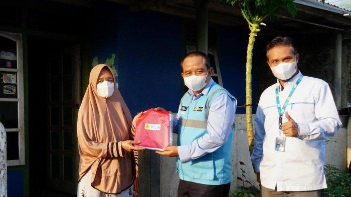 PLN Unit Induk Distribusi (UID) Jateng & D.I. Yogyakarta membagikan 1.000 Bendera Merah Putih kepada masyarakat umum.