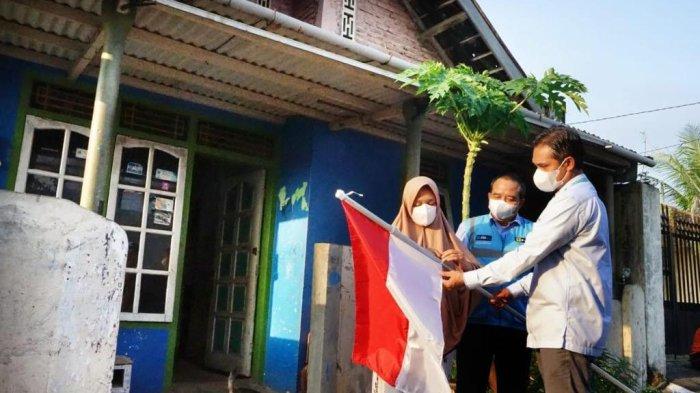 PLN Unit Induk Distribusi (UID) Jateng & D.I. Yogyakarta membagikan 1.000 Bendera Merah Putih kepada masyarakat umum.