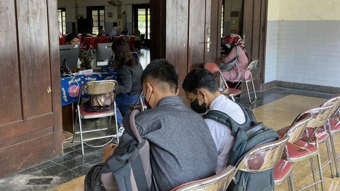 Suasana pendaftaran PPDB jalur zonasi dan prestasi sebagai calon siswa Sekolah Menengah Atas (SMA) Negeri 12 Semarang yang berada di Jalan Raya Plalangan Gunungpati Kota Semarang.