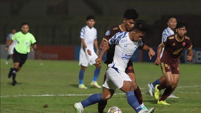 Pemain PSM Makasar berebut bola dengan pemain PSIS Semarang pada pertandingan Liga 1 di Stadion Sultan Agung, Bantul, Yogyakarta, Senin (19/12/2022). Hingga pluit panjang dibunyikan PSM Makasar berhasil unggul 2-0 lewat dua gol Kenzo Nambu ke gawang PSIS Semarang.
