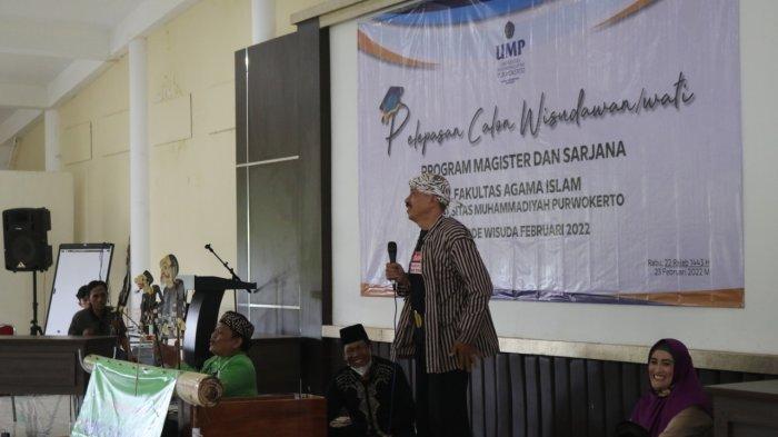 Pagelaran Wayang dalam pelepasan calon wisudawan/wati program magister dan sarjana UMP periode Februari 2022 di Hall The Garden Purwokerto.