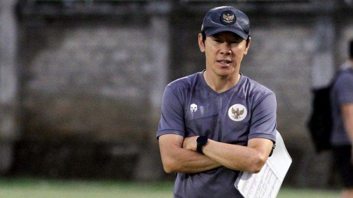 Pelatih Timnas Indonesia Shin Tae-yong saat memimpin latihan persiapan ujicoba FIFA Matchday di Stadion Gelora Trisakti Kuta, Bali, Jumat (21/1/2022) sore.