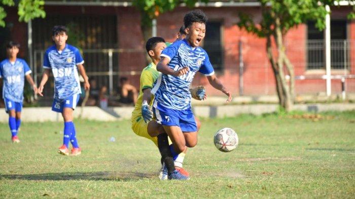 Pemain PS USM dan PS UNION pada saat pertandingan
