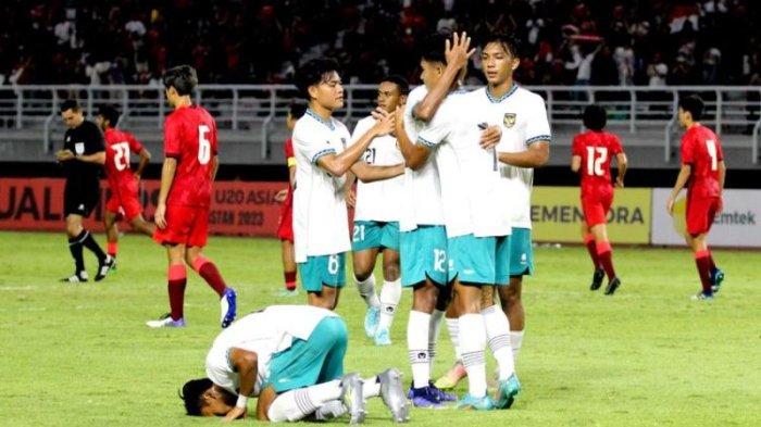 Pemain Timnas Indonesia selebrasi seusai menjebol gawang Hong Kong saat pertandingan Kualifikasi Piala Asia U20 2023 yang berakhir dengen skor 5-1 di Stadion Gelora Bung Tomo Surabaya, Jumat (16/9/2022) malam.