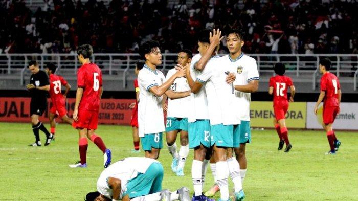 Pemain Timnas Indonesia selebrasi seusai menjebol gawang Hong Kong saat pertandingan Kualifikasi Piala Asia U20 2023 yang berakhir dengen skor 5-1 di Stadion Gelora Bung Tomo Surabaya, Jumat (16/9/2022) malam.