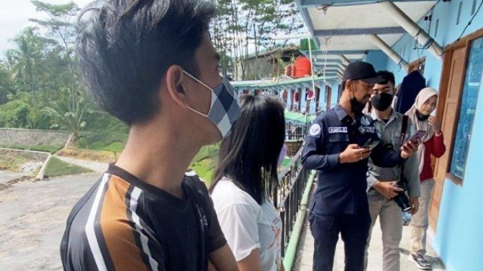 Penghuni satu indekos dengan korban mutilasi di Kabupaten Semarang, memberikan keterangannya tentang situasi indekos selama proses pembunuhan, Kamis (28/7/2022).