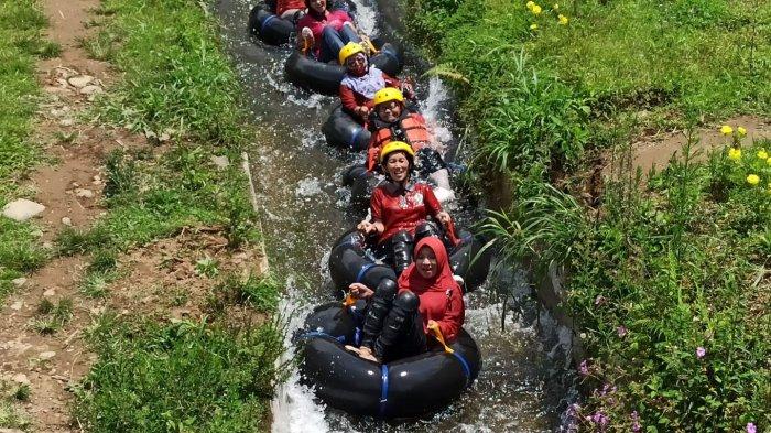 Pengujung saat menjajal tubing di kawasan Watu Gambir Karang Kecamatan Karangpandan Kabupaten Karanganyar.