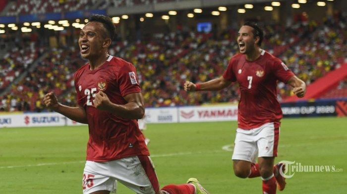 Pesepak bola Timnas Indonesia, Irfan Jaya (kiri) melakukan selebrasi diikuti rekan setimnya, Ezra Walian usai mencetak gol keduanya ke gawang Malaysia dalam laga terakhir Grup B Piala AFF 2020 antara Malaysia melawan Indonesia di Stadion Nasional, Singapura, Minggu (19/12/2021) malam. Pertandingan tersebut berakhir dengan skor 1-4 (1-2) untuk kemenangan Timnas Indonesia. AFP/Roslan RAHMAN