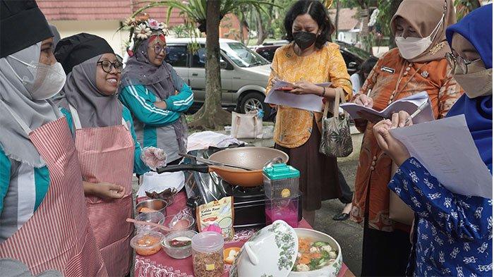Peserta Festival Kudapan Anti Stunting saat menyiapkan hidangannya. Kegiatan ini diadakan sebagai Pengabdian kepada Masyarakat dalam rangka pendampingan dan penguatan masyarakat dalam pencegahan stunting