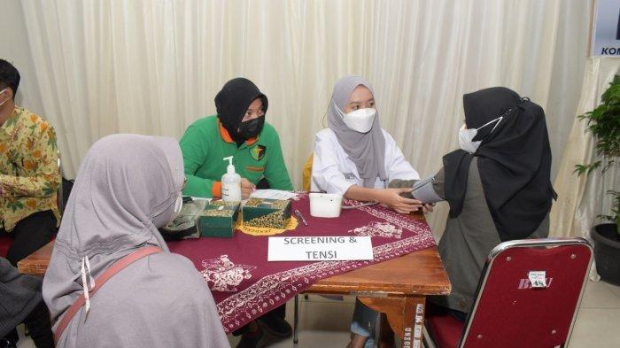 Peserta vaksinasi menjalani screening kesehatan sebelum menerima vaksinasi booster