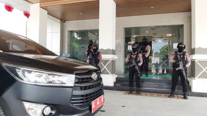 Petugas kepolisian dilengkapi senjata menjaga Kantor Badan Kepegawaian Daerah (BKD) Kabupaten Pemalang yang sedang digeledah oleh Komisi Pemberantasan Korupsi (KPK) RI, Senin (15/8/2022).