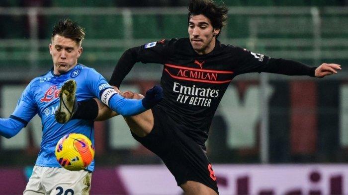 Piotr Zielinski vs Sandro Tonali di Liga Italia Serie A antara AC Milan vs Napoli pada 19 Desember 2021 di stadion San Siro di Milan.