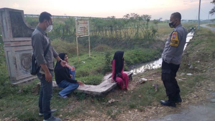 Polsek Sambungmacan ketika melakukan olah TKP di tepi jalan persawahan sebelah timur Dukuh Trobayan, Desa Gringging, Kecamatan Sambungmacan, Sragen