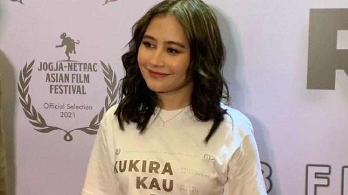 Aktris Prilly Latuconsina saat ditemui dalam konferensi pers film Kukira Kau Rumah di XXI Plaza Senayan, Jakarta Selatan, Senin (31/1/2022).