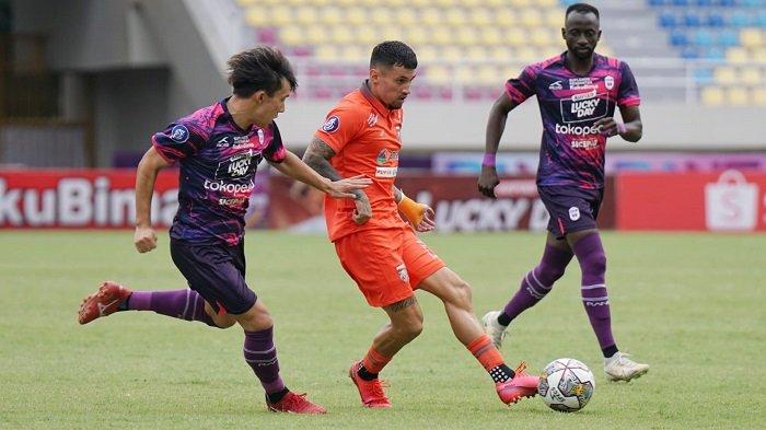 RANS Nusantara Tahan Imbang Pemuncak Klasemen Borneo FC, Gawang Hilman Syah Sulit Dijebol. Foto: Pesepak bola Borneo FC, Stefano Lilipaly (tengah) mengoper bola dalam lanjutan BRI Liga 1 antara Rans Nusantara FC melawan Borneo FC di Stadion Manahan, Solo, Senin (19/12/2022) sore.