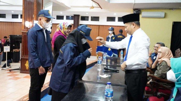 Rektor USM Dr Supari (kemeja putih) saat acara pelepasan mahasiswa USM untuk melaksanakan Kuliah Kerja Nyata