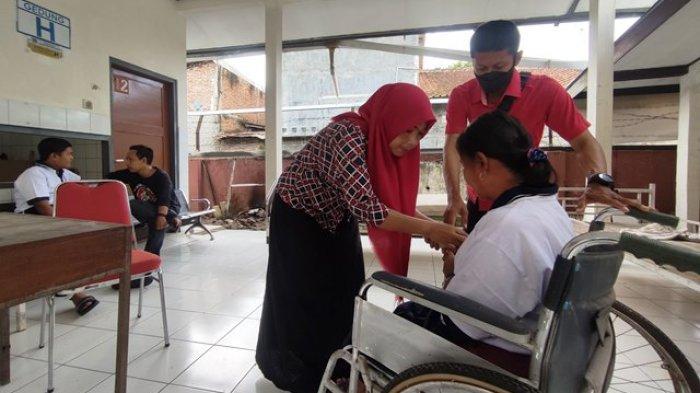 Relawan ODGJ Banyumas, Emilia Prabasari (tengah) saat berinteraksi dengan salah satu ODGJ di rumah singgah Dinas Sosial dan Pemberdayaan Masyarakat Desa (Dinsospermades) Banyumas, Kamis (23/6/2022).