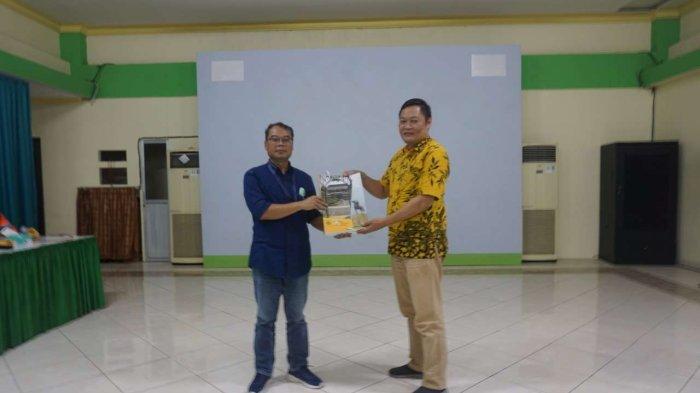 Rombongan mahasiswa Magister Manajemen Universitas Jenderal Soedirman (Unsoed) angkatan 2021 melakukan kunjungan industri ke PT. Solusi Bangun Indonesia Tbk plant Cilacap (13/10).