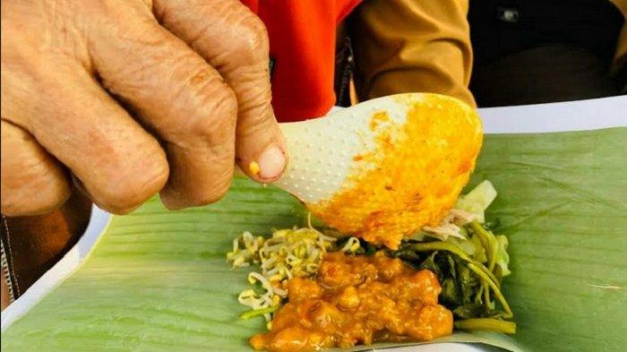 Rujak Teplak Yu Sariah, merupakan salah satu makanan legendaris khas Slawi Kabupaten Tegal dan sudah berjualan selama 30 tahun.Â