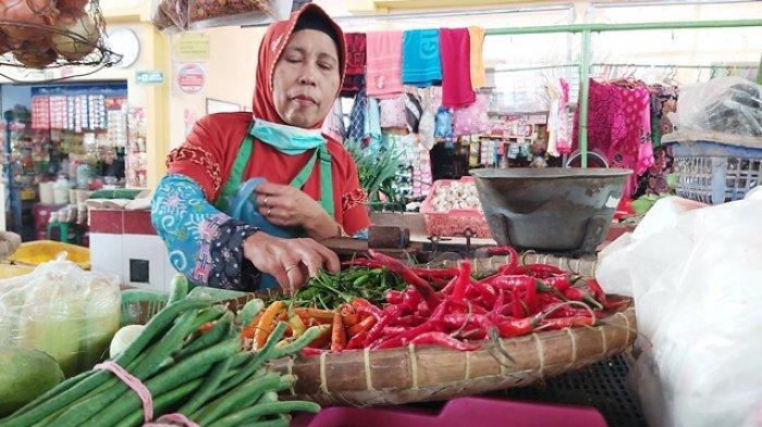 Seorang pedagang di Pasar Podosugih, Kota Pekalongan, sedang mewadahi cabai ke dalam plastik, Senin (13/6/2022).