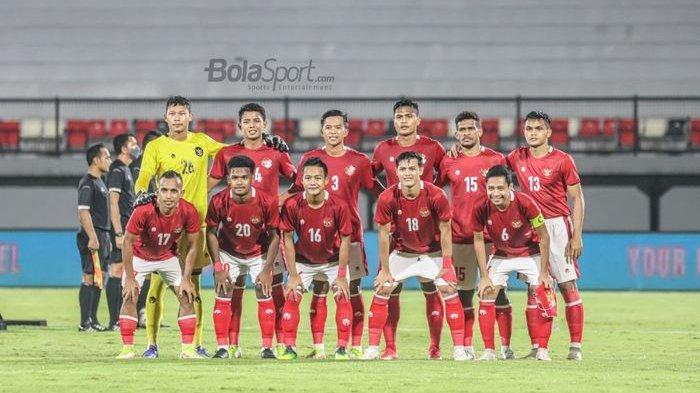 Skuad timnas Indonesia dalam laga melawan timnas Timor Leste di Stadion Kapten I Wayan Dipta, Gianyar, Bali, 27 Januari 2022.
