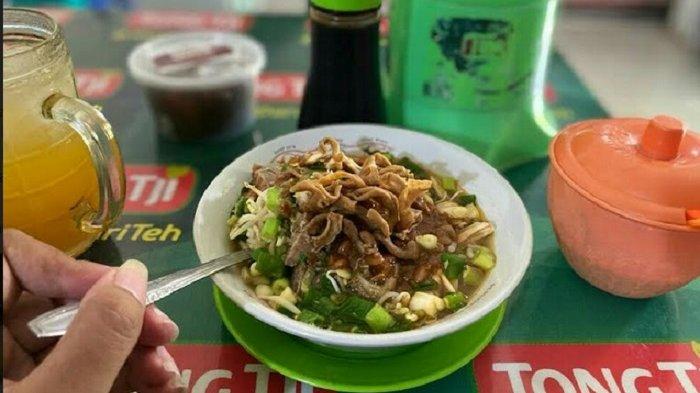 Tampilan Soto Kriuk Bumbu Tauco Khas Tegal yang menggugah selera dengan tambahan usus ayam kering yang menimbulkan bunyi kriuk saat dimakan