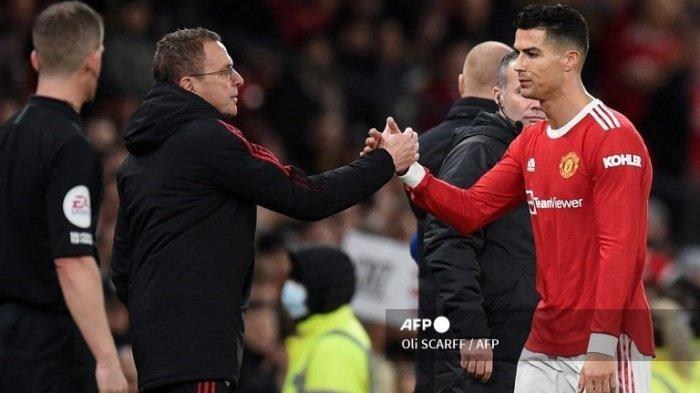 Striker Manchester United asal Portugal Cristiano Ronaldo (kanan) berjabat tangan dengan pelatih kepala Interim Jerman Manchester United Ralf Rangnick saat ia meninggalkan pertandingan, digantikan selama pertandingan sepak bola Liga Utama Inggris antara Manchester United dan Burnley di Old Trafford di Manchester, barat laut Inggris, pada 30 Desember 2021. Manchester United memenangkan pertandingan 3-1.
