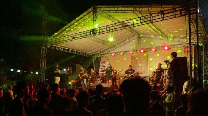Suasana hangat dan riuh berlangsung dengan adanya panggung hiburan seperti perform dari Nalendra Progresif Musik yang menyajikan lagu dangdut asik.