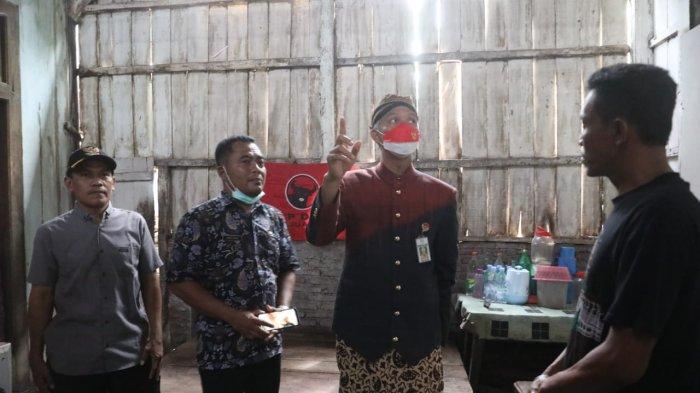 Suparto, warga Desa Sukomulyo, Kaliwungu Selatan, Kabupaten Kendal, tak mengira Gubernur Jawa Tengah Ganjar Pranowo akan berkunjung ke rumahnya. Apalagi dalam kunjungan pada Kamis (8/12/2022) itu Ganjar juga menyerahkan bantuan untuk merenovasi rumah miliknya.