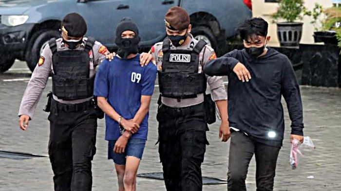 Sosok Syarif Hidayat diringkus polres Demak dan mengenakan pakaian tahanan berwarna biru.