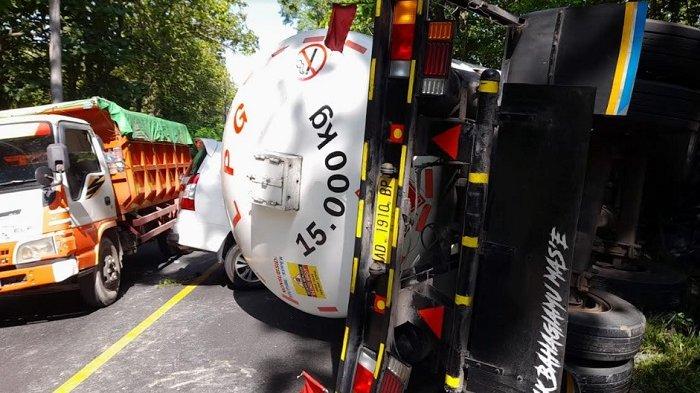 Tampak bangkai Mobil Innova bernopol AB 1922 VK tampak hancur setelah tertabrak dan tertindih Truk tangki pertamina bernopol AD 1910 BP yang terguling di jalan nasional Cepu-Blora kemarin malam.