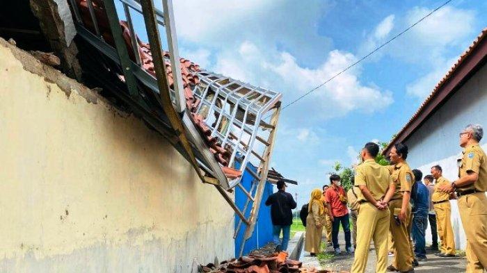 Tampak kondisi bagian samping luar ruang kelas di SDN Pedeslohor 02/ Kecamatan Adiwerna, Kabupaten Tegal yang ambruk padahal masih dalam proses rehab dan belum selesai, Senin (12/9/2022).