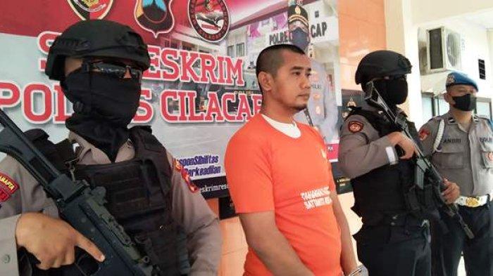 Tersangka M (41) saat hadir dalam ungkap kasus di Mapolresta Cilacap. Selasa (18/10/2022) sore. M merupakan seorang guru ngaji yang tega mencabuli 9 murid perempuannya.