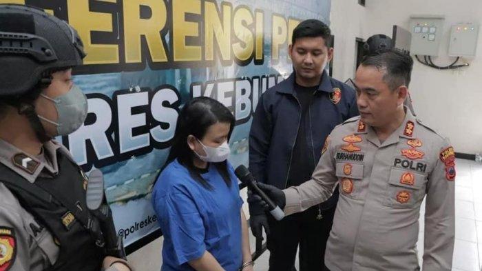 Tersangka inisial FT alias Fitri Crypto (36) warga Desa Krandegan, Kecamatan Puring, Kebumen, hanya terntunduk malu saat Kapolres Kebumen menggelar konferensi pers di hadapan awak media.