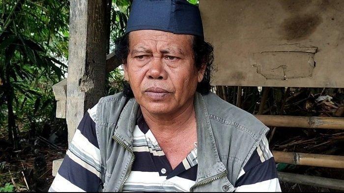 Tirwan Suwanto (63), warga Banjarparakan, Kecamatan Rawalo, Kabupaten Banyumas, memberi keterangan terkait evakuasi korban kecelakaan di Nagreg, yang ditemukan tewas di Sungai Serayu Banyumas, Selasa (21/12/2021).