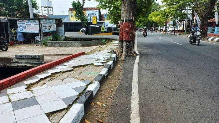 Trotoar di Jalan Mangunsarkoro, Kabupaten Jepara, rusak. Kondisi ini mendapat sorotan dari warganet. Pasalnya, fasilitas publik itu terletak di kawasan pusat Jepara