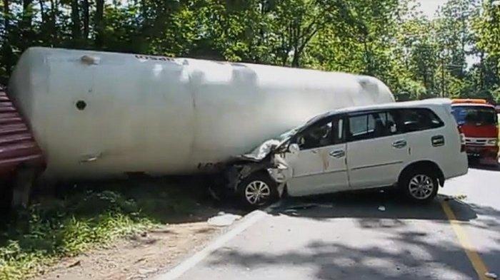 Tampak bangkai Mobil Innova bernopol AB 1922 VK tampak hancur setelah tertabrak dan tertindih Truk tangki pertamina bernopol AD 1910 BP yang terguling di jalan nasional Cepu-Blora kemarin malam.