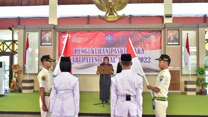 Bupati Tegal, Umi Azizah, saat melaksanakan pengukuhan Pasukan Pengibar Bendera Pusaka (Paskibraka) Kabupaten Tegal tahun 2022, berlokasi di Pendopo Amangkurat, Selasa (16/8/2022). Terlihat Umi juga memberikan selamat kepada Paskibraka yang terpilih atau lolos proses seleksi.