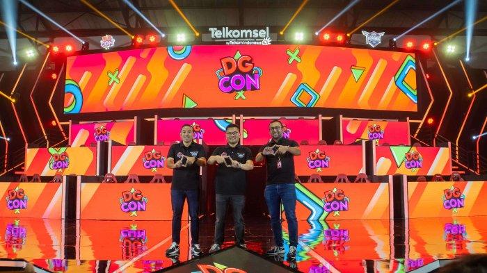 Vice President Corporate Communications Telkomsel Saki Hamsat Bramono, Vice President Digital Lifestyle Telkomsel Nirwan Lesmana, Vice President Brand and Marketing Communications Telkomsel Abdullah Fahmi saat pembukaan DG Con 2022.